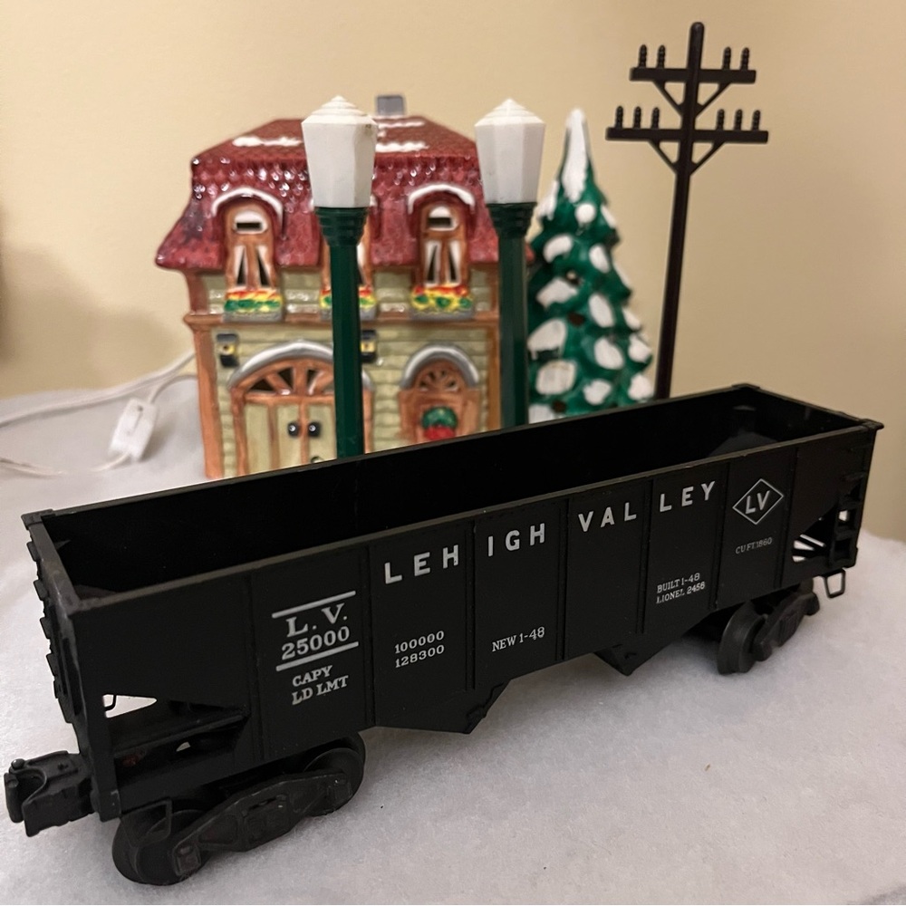 VTG Lionel Train 2456 Lehigh Valley Hopper, 2 Lamp Posts, 1 Telephone Pole